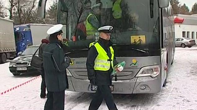 Bezpieczny autobus na zimowy wypoczynek
