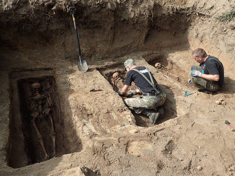 Odkryto i ekshumowano groby ofiar wojny