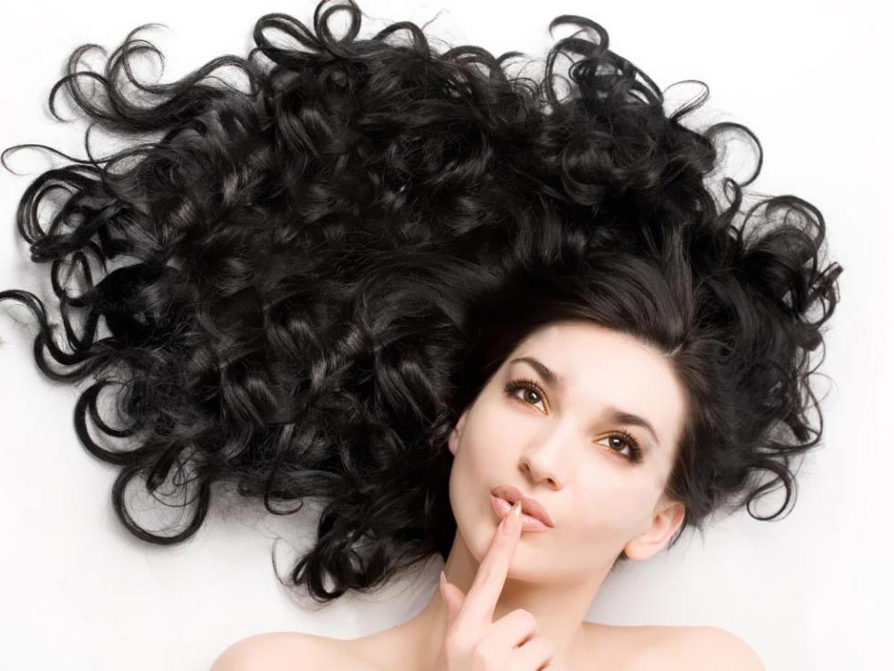 Jak przywrócić odżywienie i blask zniszczonym włosom? Poznaj najlepsze tricki urodowe