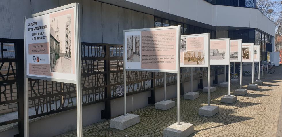 Za murami getta warszawskiego – wystawa plenerowa w Miejskiej Bibliotece Publicznej – Centrum Wiedzy