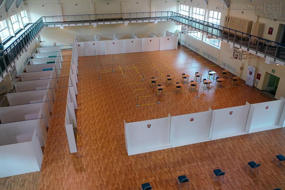Powiatowy Punkt Szczepie Masowych w hali sportowej I LO w Bolesawcu              